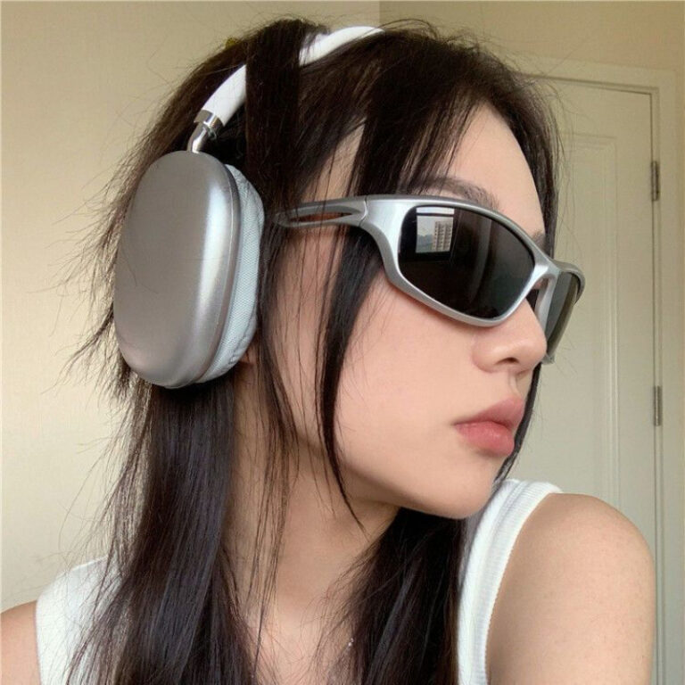 Influencer Style Bluetooth Headphones – Retro Futuristic Aesthetic for Girls